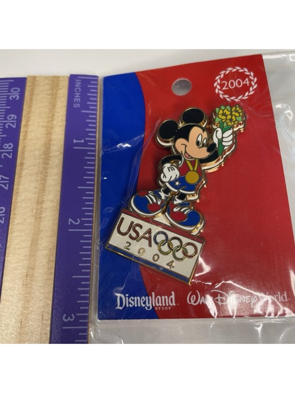 Disney - Olympics 2004 - Mickey Mouse Gold Medal Holding Flowers Pin ON CARD NEW - Picture 7 of 7